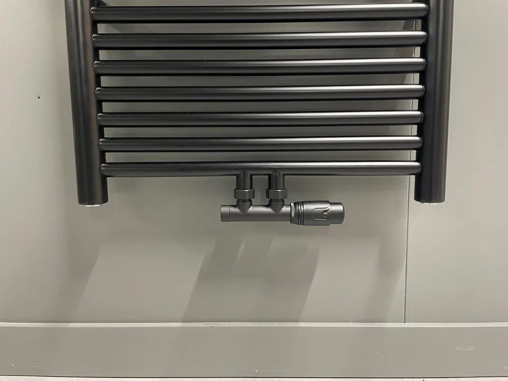 Beste Prijs Thermrad Tone design onderblok 1/2" mat zwart met thermostaatknop, koppeling 16x2 en 15mm, rozet en afdekking tbv middenaansluiting.