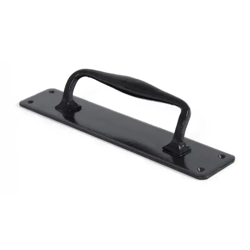 Op = Op Wardlo deurgreep op schild 318x65mm/ greep 200mm smeedijzer zwart