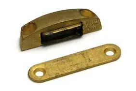 Magneetsnapper Neptune opschroevend 4kg zamak mat vermessingd Gereduceerde Prijs