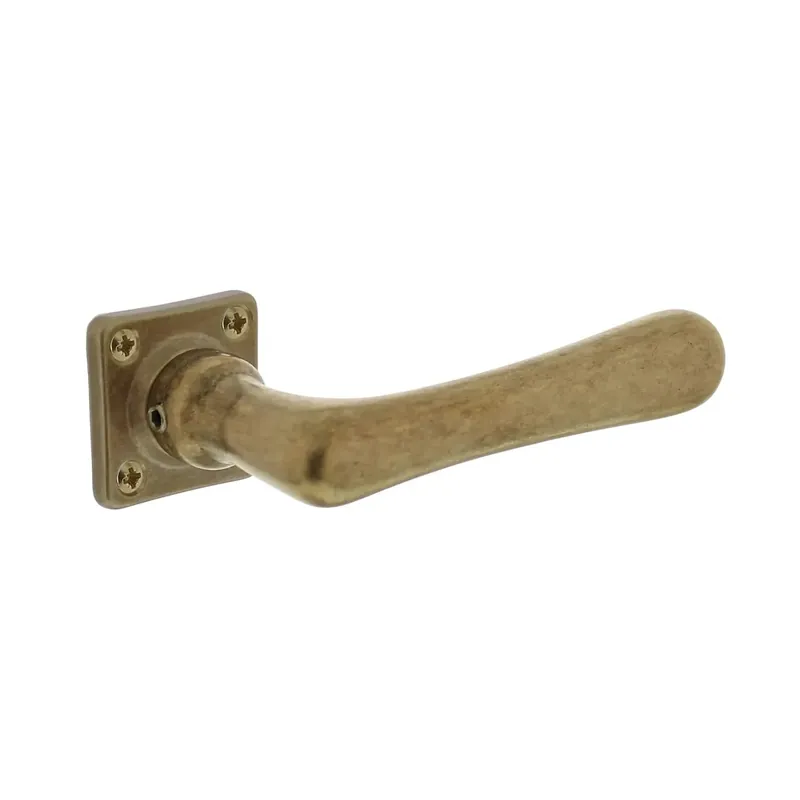 Op = Op Intersteel Deurkruk Trento met rozet 38x38x7mm messing getrommeld